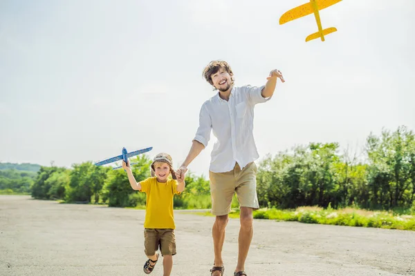 Buon Padre Figlio Che Giocano Con Aeroplano Giocattolo Sullo Sfondo — Foto Stock