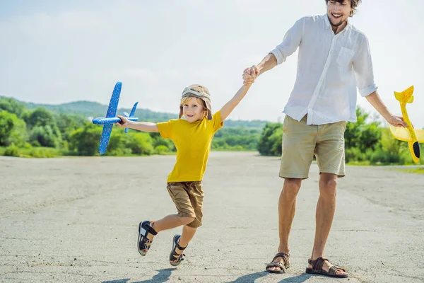 Buon Padre Figlio Che Giocano Con Aeroplano Giocattolo Sullo Sfondo — Foto Stock