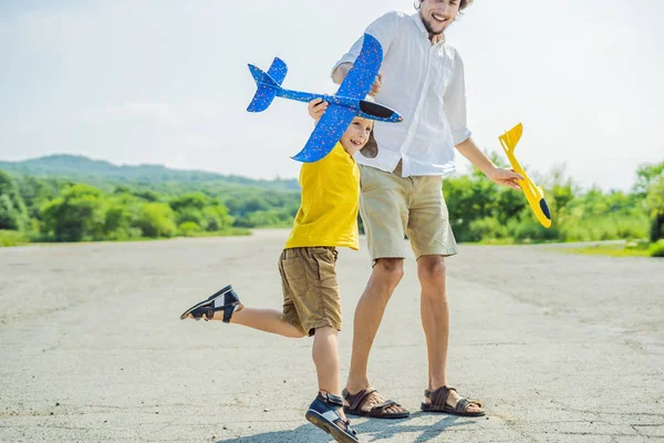 Boldog Apa Fia Játszik Játék Repülőgép Régi Kifutópálya Háttérrel Utazótáska — Stock Fotó