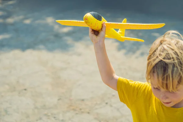 Criança Feliz Brincando Com Avião Brinquedo Contra Fundo Pista Velha — Fotografia de Stock
