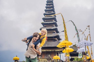 Baba ve oğul Pura Ulun Danu Bratan, Bali arka planda. Hindu Tapınağı çiçek Bratan Gölü, Bali çevrili. Shivaite su Tapınağı Bali, Endonezya Binbaşı. Hindu Tapınağı. Çocuk kavramı ile seyahat.