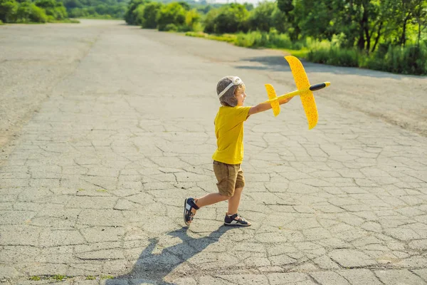 Gelukkig Kind Spelen Met Speelgoed Vliegtuig Tegen Oude Baan Achtergrond — Stockfoto