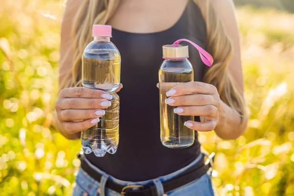 Zero waste concept Use a plastic bottle or a glass bottle. Zero waste, green and conscious lifestyle concept. Reusable on the go drink container ideas — Stock Photo, Image