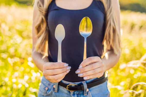 Zero waste concept. Use a plastic spoon or a reusable spoon. Zero waste, green and conscious lifestyle concept — Stock Photo, Image