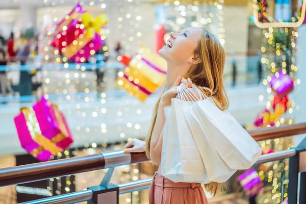 Wanita Muda Mal Natal Dengan Belanja Natal Kecantikan Membeli Diskon — Stok Foto