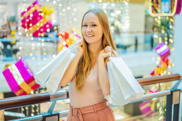 Genç Kadın Noel Alışveriş Ile Noel Alışveriş Merkezinde Güzellik Satın — Stok fotoğraf