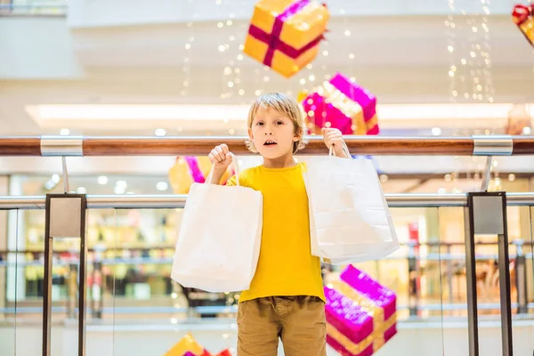 在新年商场携带购物的小男孩 — 图库照片
