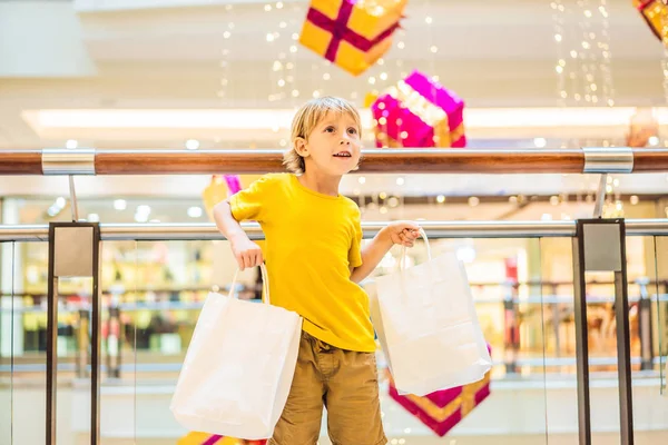 Menino Carregando Compras Shopping Ano Novo — Fotografia de Stock