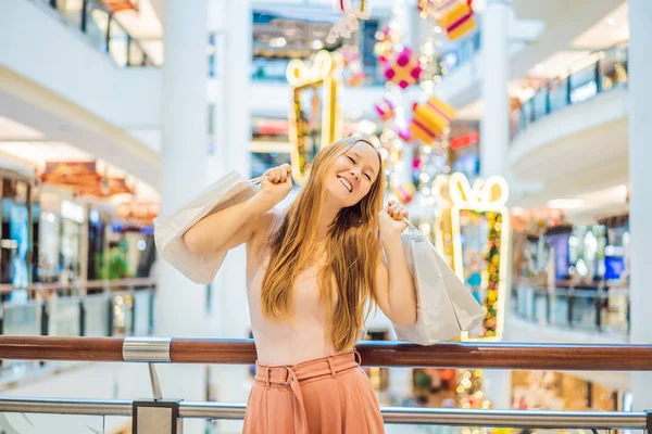 Ung Kvinna Med Jul Försäljning Inköp Nya Året Inredda Mall — Stockfoto