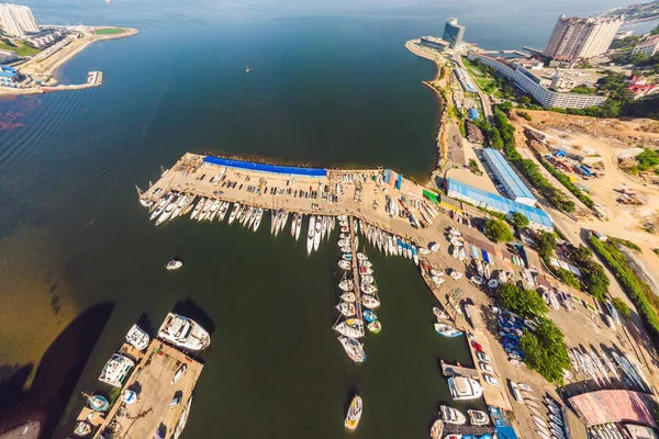 Vue aérienne des oiseaux de drone d'un beau voilier violet naviguant en pleine mer Égée — Photo