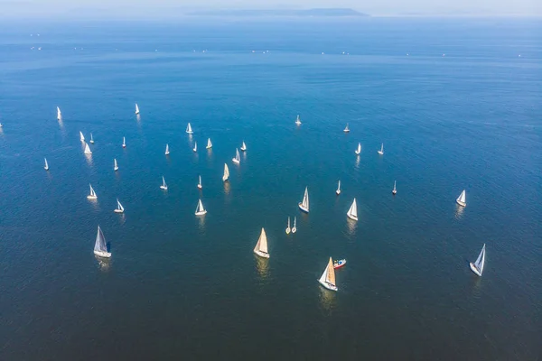 Luchtfoto drone birds eye view van prachtige paarse zeil boot cruise in de Egeïsche zee open zee — Stockfoto
