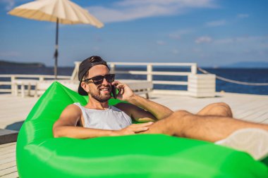 Boş zaman zevk, denize yakın air koltuk Lamzac, yatan genç adam