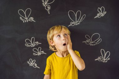 Komik yüz ifadesi ve gözümün önünde blackboard ile çizilmiş tebeşir sivrisinek sokması ile küçük çocuk. 