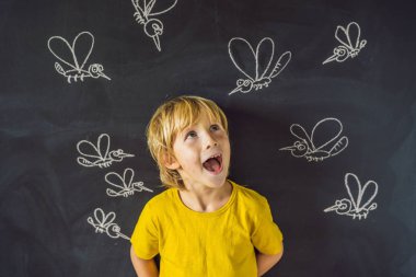 Komik yüz ifadesi ve gözümün önünde blackboard ile çizilmiş tebeşir sivrisinek sokması ile küçük çocuk. 