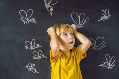 Komik yüz ifadesi ve gözümün önünde blackboard ile çizilmiş tebeşir sivrisinek sokması ile küçük çocuk. 