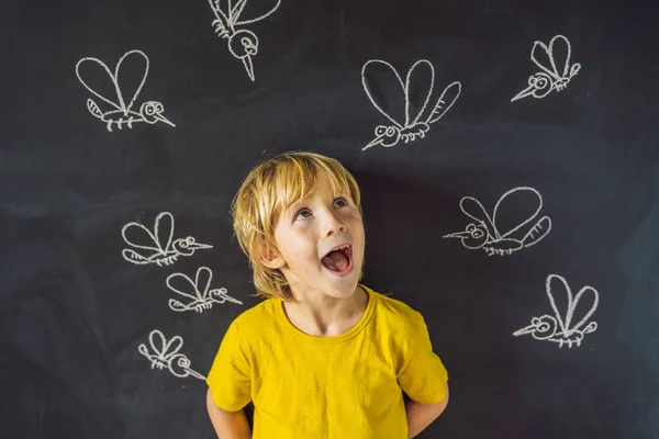 Niño Con Expresión Facial Divertida Picaduras Cara Delante Pizarra Con — Foto de Stock