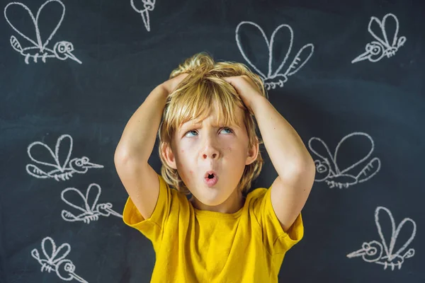 Niño Con Expresión Facial Divertida Picaduras Cara Delante Pizarra Con — Foto de Stock