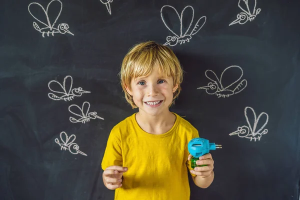 Niño Sosteniendo Dispositivo Fumigador Insectos Frente Pizarra Con Mosquitos Dibujados — Foto de Stock