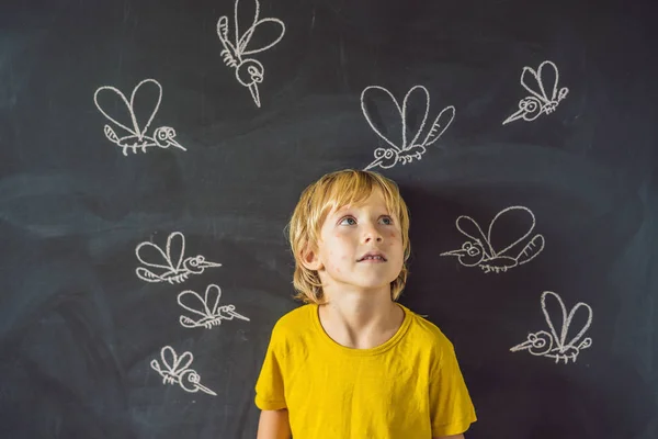 Niño Con Expresión Facial Divertida Picaduras Cara Delante Pizarra Con — Foto de Stock