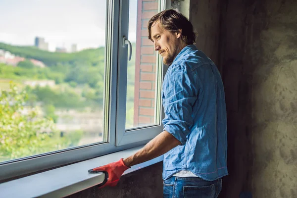 Mann Blauen Hemd Beim Fenstereinbau — Stockfoto