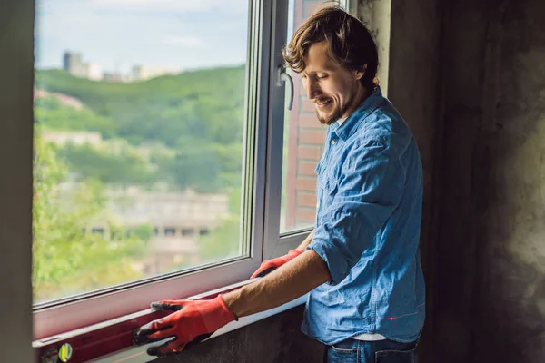 Prohnaný Muž Modré Košili Okno Instalace — Stock fotografie