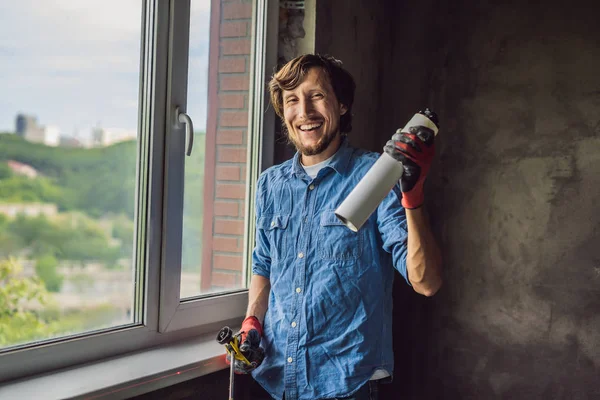 Mann Hält Schaumstoffwerkzeug Der Hand Und Lächelt Beim Fenstereinbau — Stockfoto