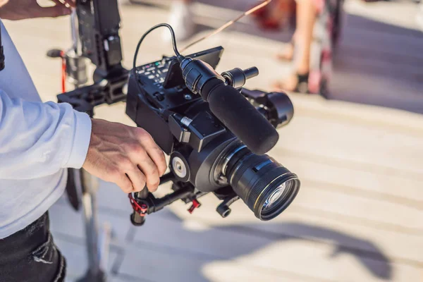 El operador profesional de steadicam utiliza un sistema de estabilizador de cámara de 3 ejes en un conjunto de producción comercial —  Fotos de Stock