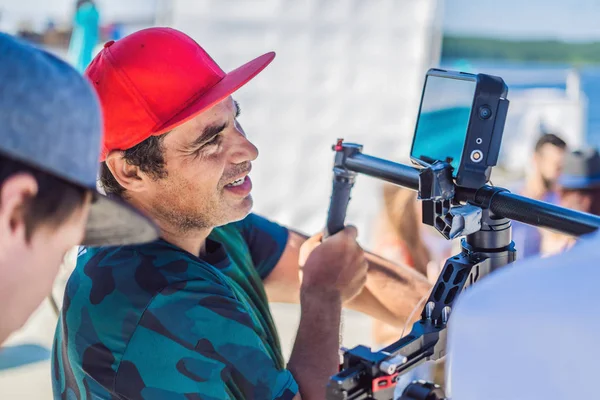 Professional steadicam operator uses a 3-axis camera stabilizer system on a commercial production set — Stock Photo, Image