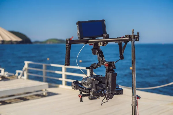 Profeccional cinema camera on a 3-axis camera stabilizer system on a commercial production set — Stock Photo, Image