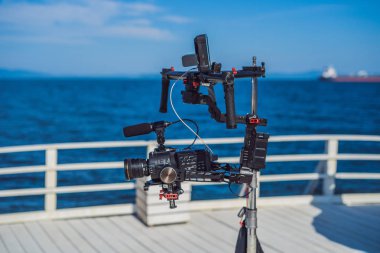 profeccional sinema kamera üzerinde bir ticari üretim sette 3-eksenli kamera sabitleyici sistemi