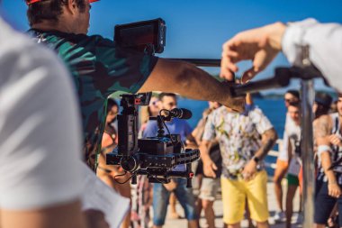 Profesyonel steadicam operatörü 3 eksenli kamera sabitleyici sistemi üzerinde bir ticari üretim dizi kullanır.