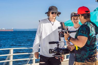 Profesyonel steadicam operatörü 3 eksenli kamera sabitleyici sistemi üzerinde bir ticari üretim dizi kullanır.