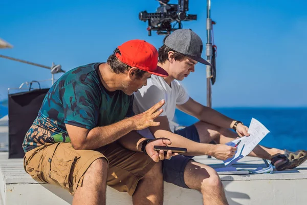 kamera operatörü ve yönetmen bir ticari video çekimi sürecinin tartışmak