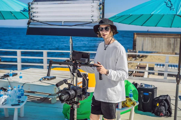 Operador Steadicam y su asistente preparan cámara y estabilizador-cardán de 3 ejes para un rodaje comercial —  Fotos de Stock