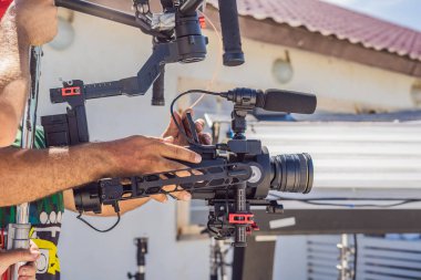 Steadicam Operatörü kamera ve 3 eksenli sabitleyici-gimbal ticari bir çekim için hazır olun