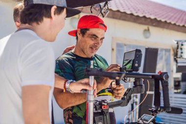 Steadicam Operatörü kamera ve 3 eksenli sabitleyici-gimbal ticari bir çekim için hazır olun