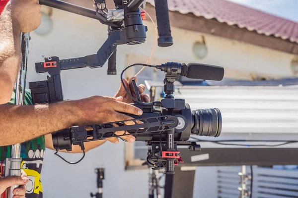 Operatore Steadicam preparare fotocamera e stabilizzatore a 3 assi-gimbal per uno scatto commerciale — Foto Stock