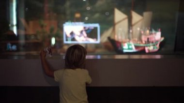 Küçük çocuk Müzesi'nde sterografik gösterisi izle