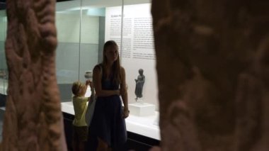 Tarihsel Fuar Doğal Tarih Müzesi'nde anne ve oğlu izle