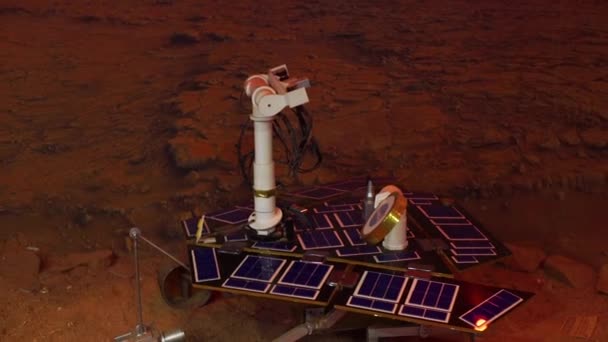 KUALA LUMPUR, MALAYSIA - MAI. 1 model de rover Marte într-un planetariu — Videoclip de stoc