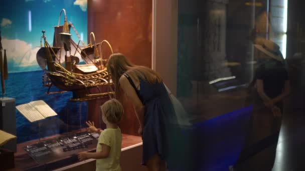 Куала Лумпур Малайзия Май Мать Сын Смотрят Историческую Экспозицию Музее — стоковое видео