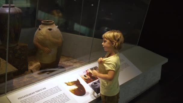 KUALA LUMPUR, MALAYSIA - MUNGKIN. 1 Ibu dan anak menonton pameran sejarah di museum sejarah bangsa — Stok Video