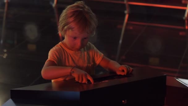 Der kleine Junge benutzt einen Tischcomputer mit einer astronomischen Tierkarte. Bildungskonzept für Kinder. — Stockvideo