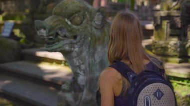 Genç bir kadın ve küçük oğlu maymun orman Eko park Ubud, Endonezya ziyaret Slowmotion atış