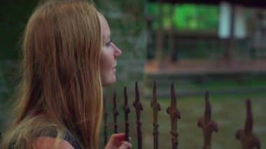 Genç bir kadın ve küçük oğlu maymun orman Eko park Ubud, Endonezya ziyaret Slowmotion atış