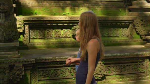 Filmagem em câmera lenta de uma jovem mulher e seu filho visitando o parque ecológico da floresta de macacos em Ubud, Indonésia — Vídeo de Stock