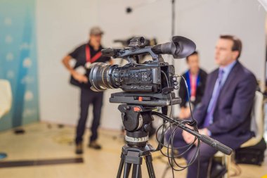 Video kamera konferans salonundaki katılımcılar ve speake kayıt