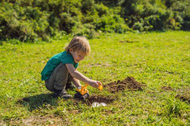 Çocuk geri dönüşüm çalıyor. Plastik tek kullanımlık tabakları ve ayrıştırılabilir tabakları gömüyor.