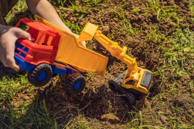 Çocuk geri dönüşüm çalıyor. Plastik tek kullanımlık tabakları ve ayrıştırılabilir tabakları gömüyor.