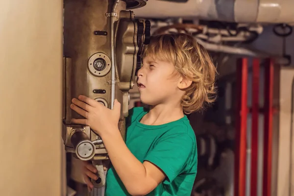 Le garçon regarde à travers le périscope sur le sous-marin — Photo